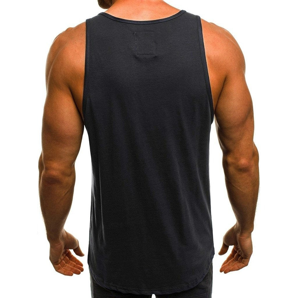 Stylowy męski tank top z nadrukiem, doskonały do casualowych letnich stylizacji. Męska moda na lato.