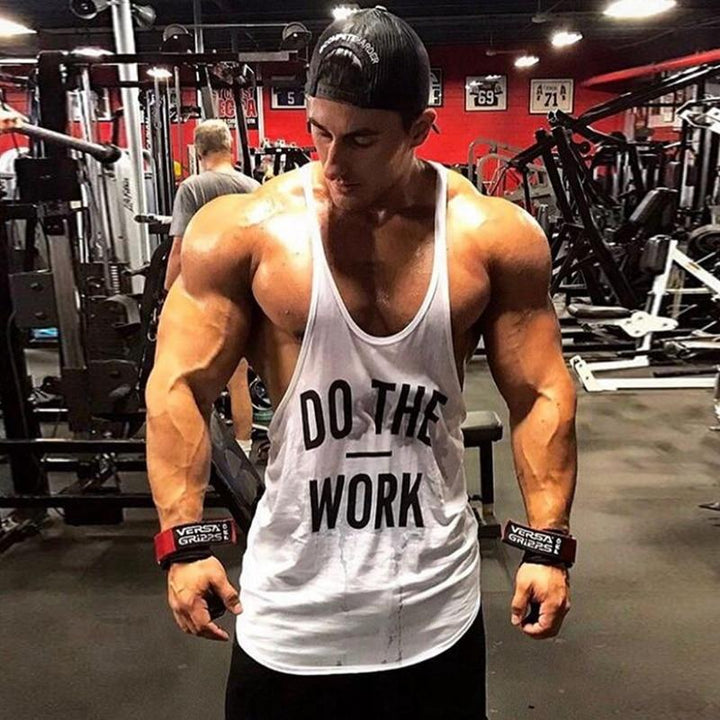 Męski tank top z napisem, luźny krój, idealny na lato. Wygodna koszulka bez rękawów, modna odzież casual.