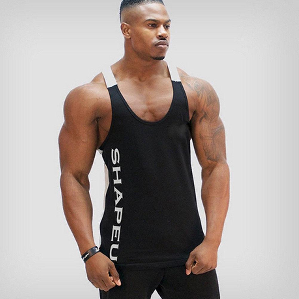 Męski tank top z napisem, głęboki dekolt, modny styl casual na lato. Idealna koszulka bez rękawów.