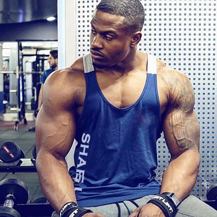 Komfortowy męski tank top bez rękawów, sportowy krój, idealny na trening lub letni casual. Odzież męska.