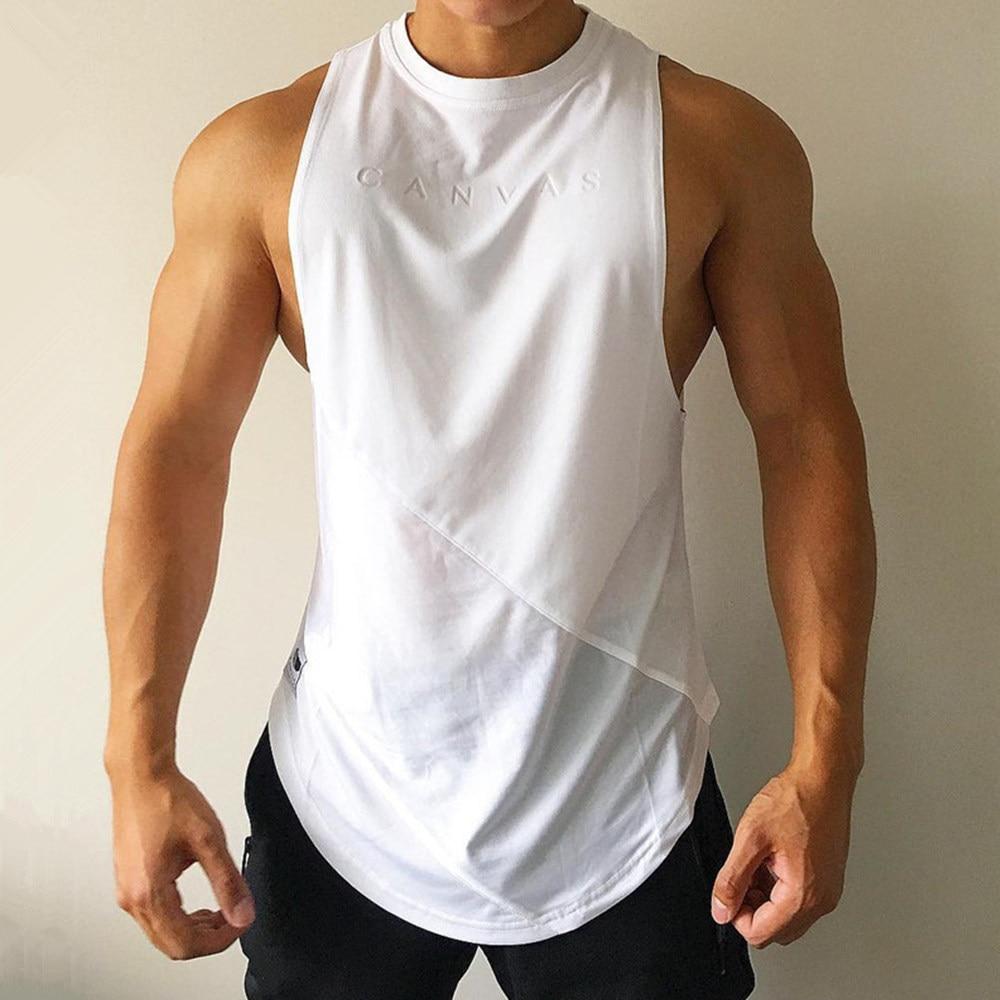 Męski tank top z ozdobnymi przeszyciami i napisem. Komfortowa koszulka bez rękawów na lato.