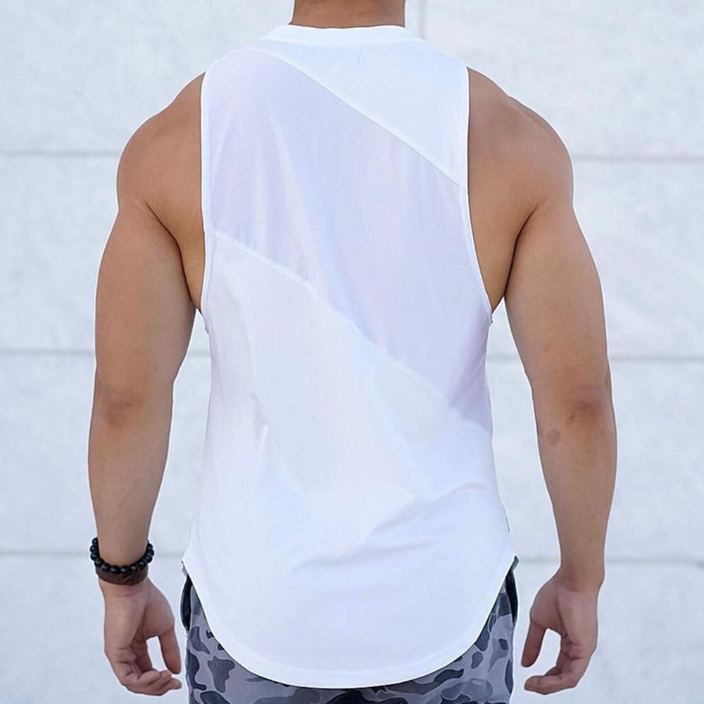 Modny męski tank top z dekoltem o-neck, stylowymi przeszyciami i napisem. Idealny do casualowych stylizacji.