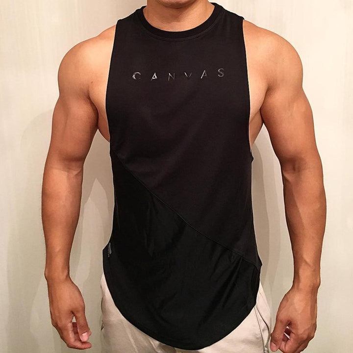 Letni tank top męski z napisem i ozdobnymi przeszyciami. Wygodna odzież bez rękawów do modnych zestawów.