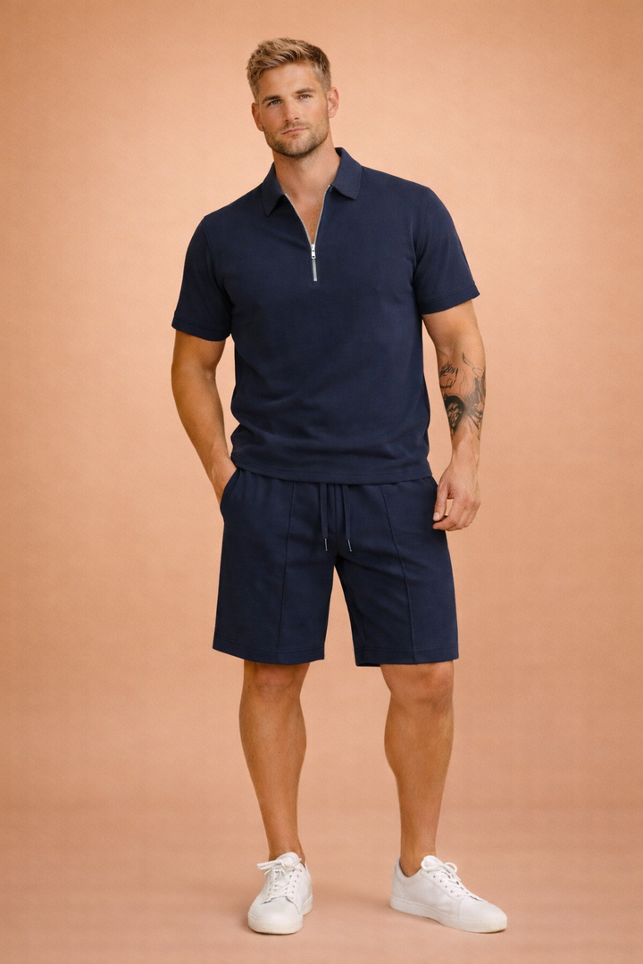 Wygodny męski zestaw polo i szortów do letnich stylizacji. Nowoczesna moda casual na co dzień i spacery.