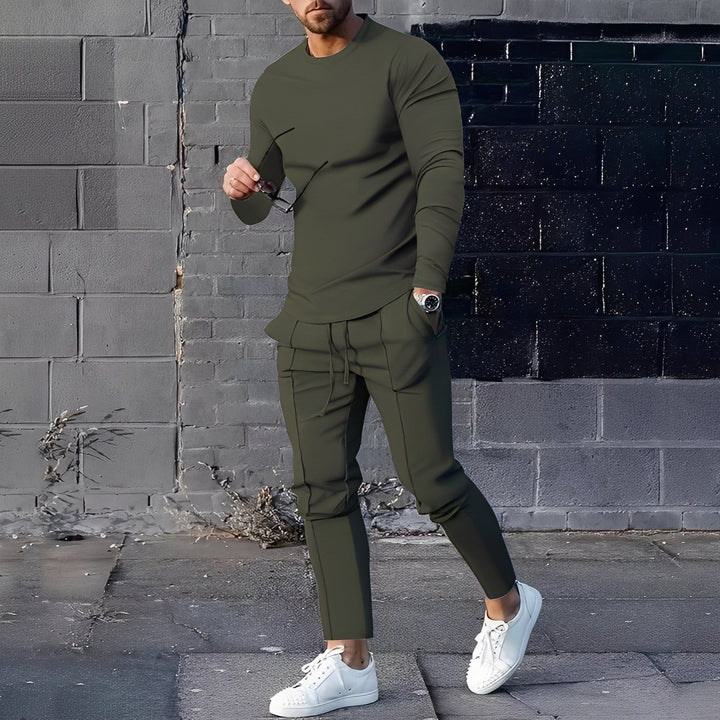 Model w modnym, męskim zestawie: wygodny sweter i spodnie. Casualowy styl na zimę.