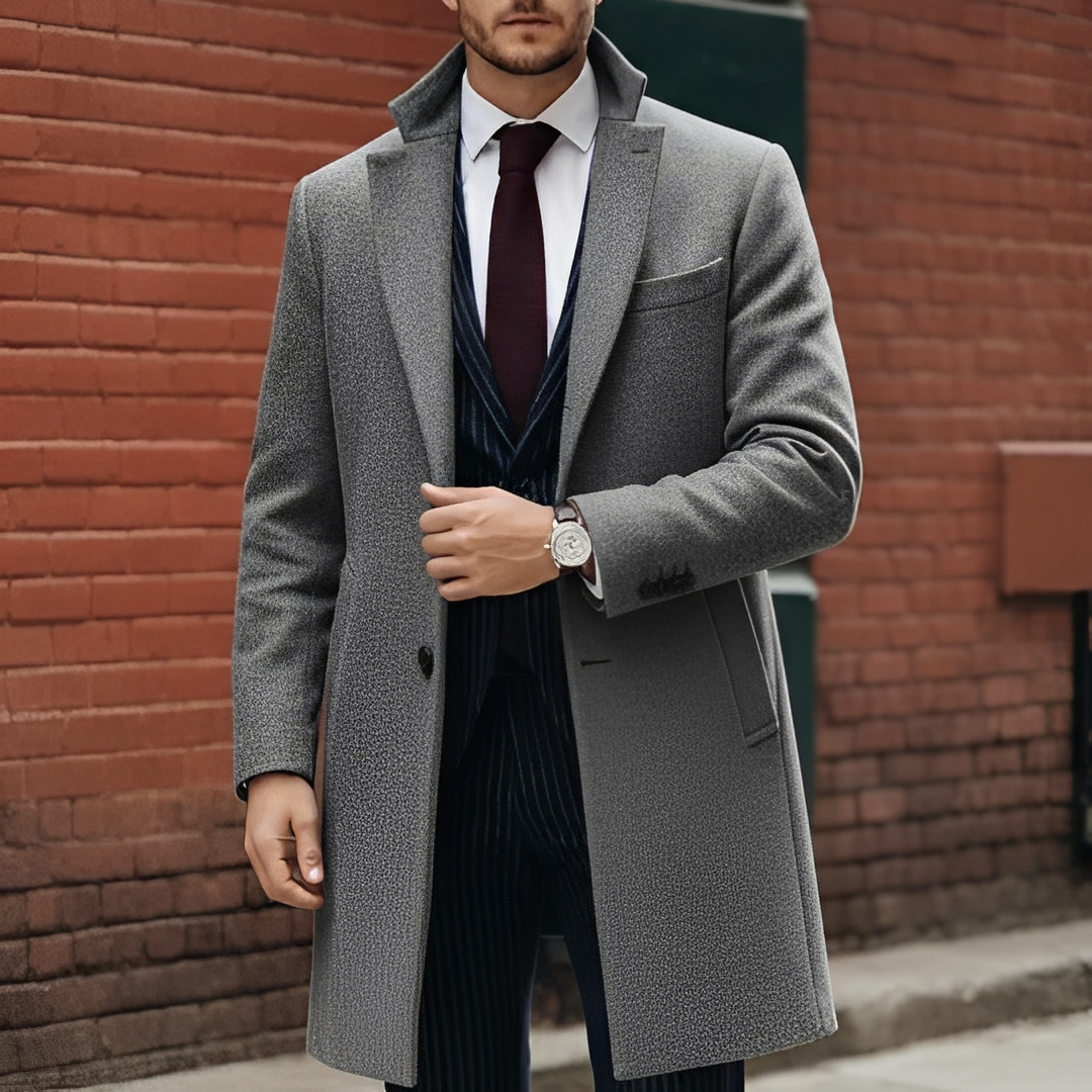 Detal męskiego płaszcza zimowego trench w kolorze khaki, z widocznym krojem. Stylowa odzież wierzchnia na chłodne dni.