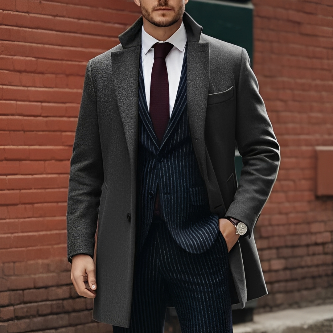 Męski elegancki płaszcz trench, dostępny w szarym lub czarnym kolorze. Ciepły i komfortowy na zimę, biznesowy styl.