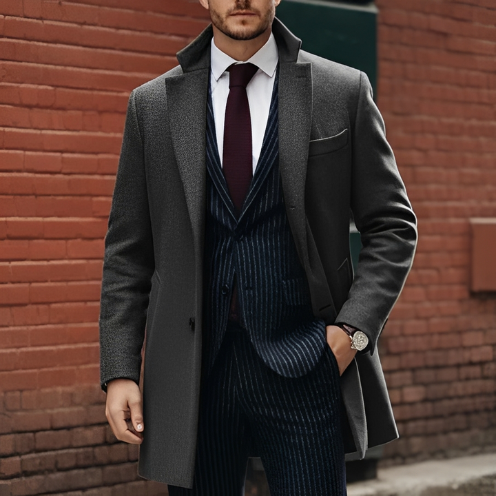Męski elegancki płaszcz trench, dostępny w szarym lub czarnym kolorze. Ciepły i komfortowy na zimę, biznesowy styl.