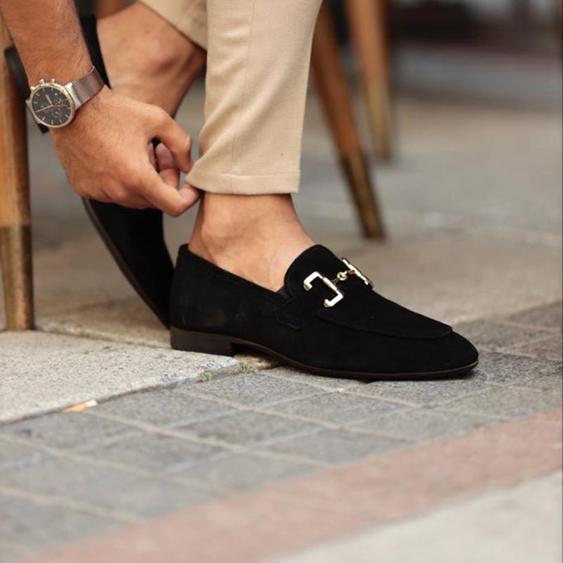 Męskie beżowe loafery z ozdobną metalową klamrą. Stylowe i komfortowe buty do eleganckich i casualowych stylizacji.