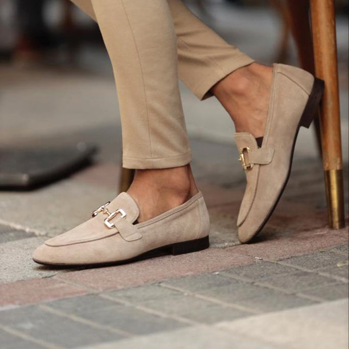 Wiosenno-letnie męskie loafery w beżowym kolorze. Komfortowe i eleganckie buty z metalową klamrą.