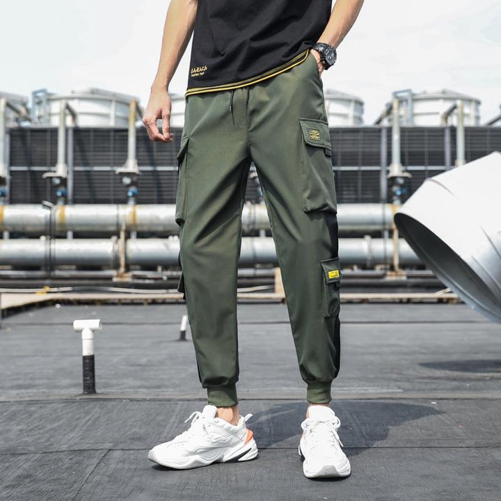 Wygodne męskie bojówki cargo z naszywkami, idealne dla fanów streetwearu. Modne spodnie męskie na co dzień.
