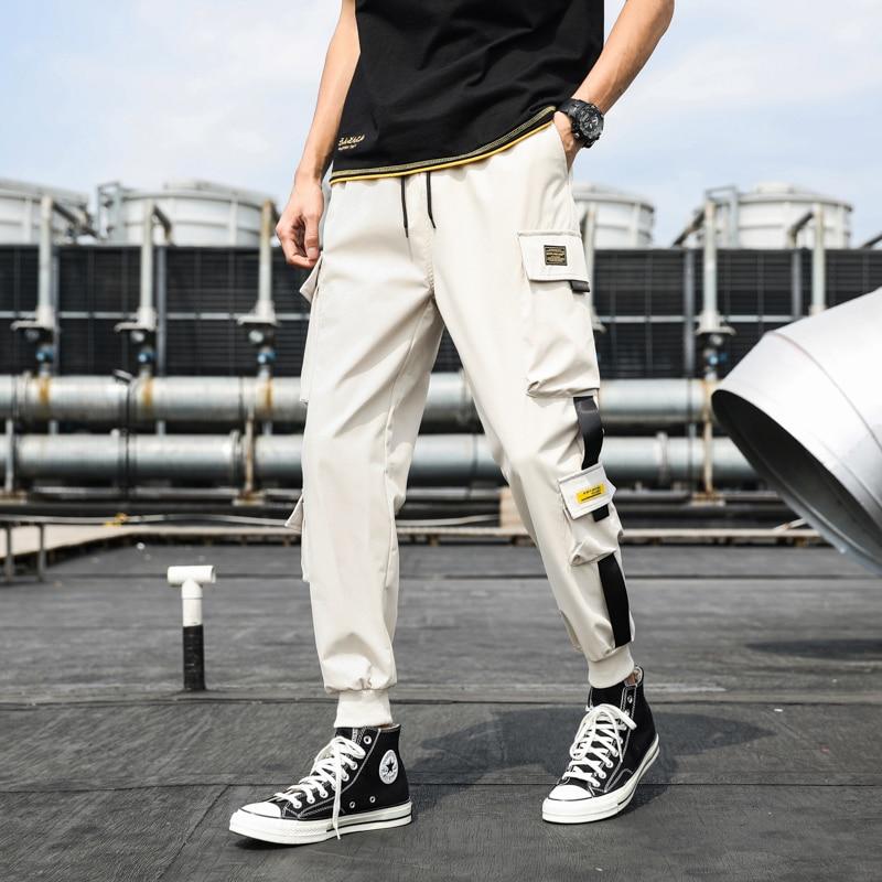 Modne męskie spodnie cargo bojówki z naszywkami. Dopasowany krój, wygoda i streetwearowy styl dla mężczyzn.