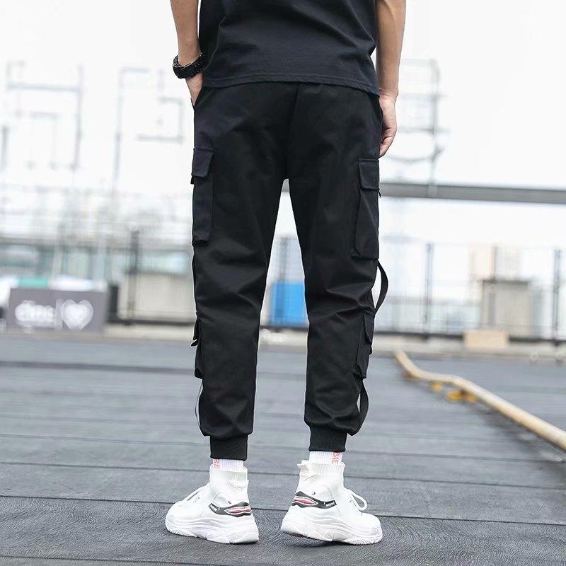 Męskie bojówki cargo z naszywkami, świetne do casualowych i streetwearowych outfitów. Wygodne i modne spodnie.