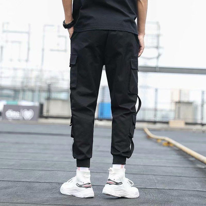Męskie bojówki cargo z naszywkami, świetne do casualowych i streetwearowych outfitów. Wygodne i modne spodnie.