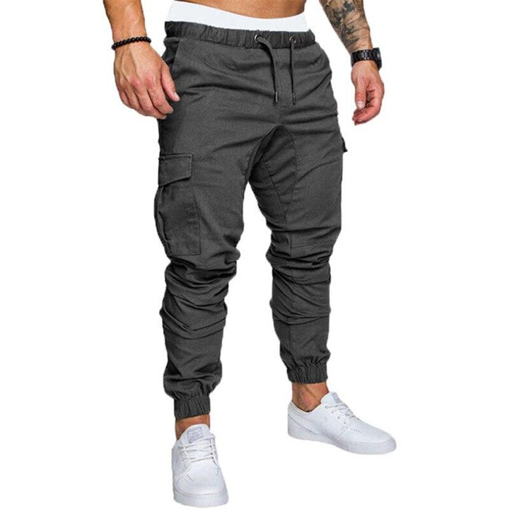 Modne męskie bojówki ze ściągaczami w pasie i na nogawkach, styl casual i miejski.