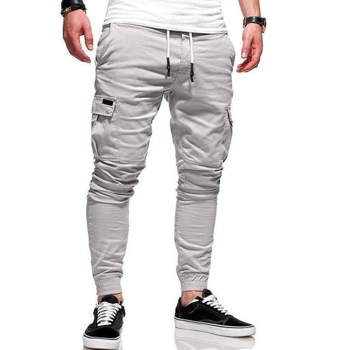 Męskie bojówki dopasowane, idealne do streetwearu. Komfortowe spodnie cargo ze ściągaczami, modny design.