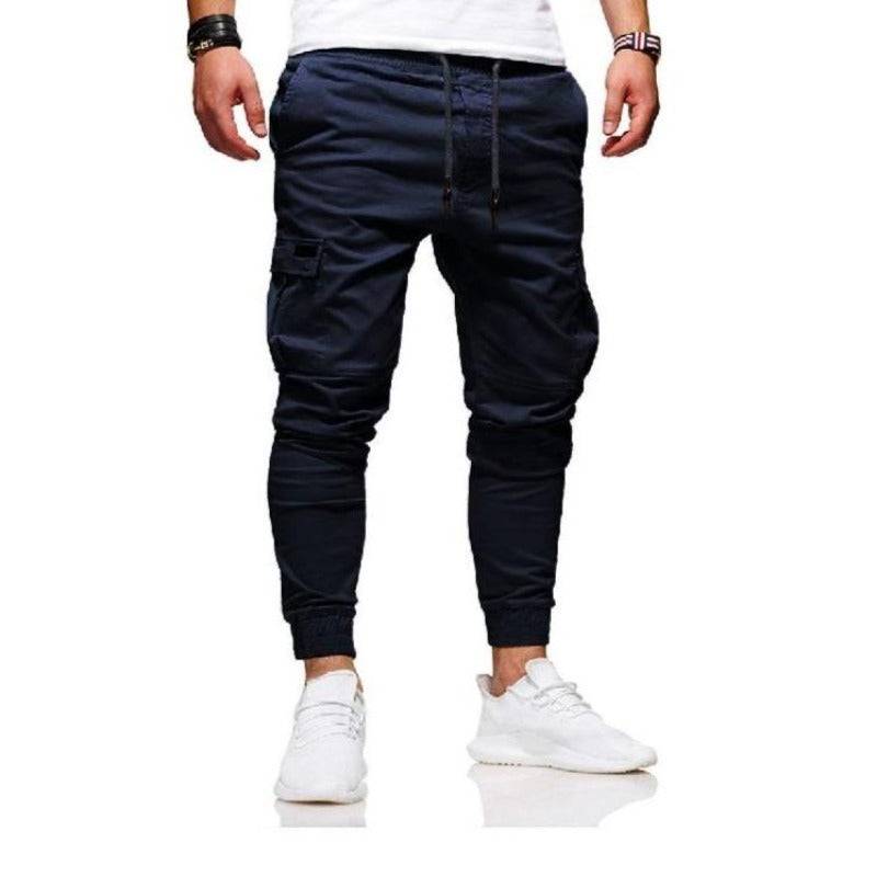 Modne bojówki męskie dopasowane, ze ściągaczami. Praktyczne spodnie cargo, streetwear, na codzienne wyjścia.