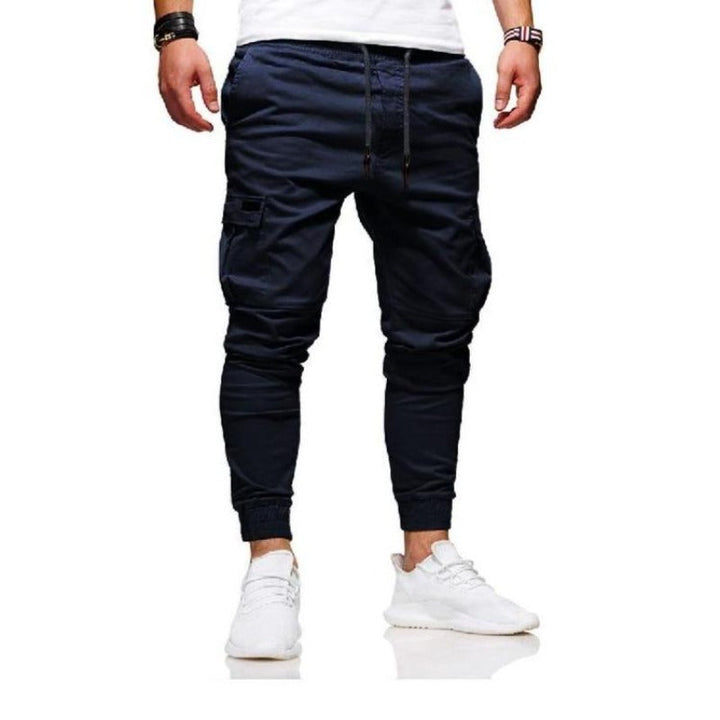 Modne bojówki męskie dopasowane, ze ściągaczami. Praktyczne spodnie cargo, streetwear, na codzienne wyjścia.