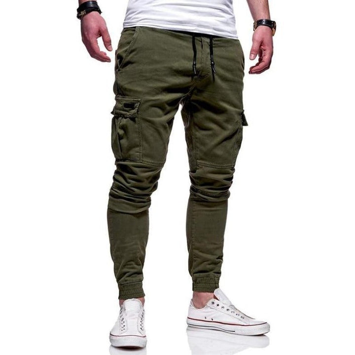 Stylowe męskie bojówki dopasowane, idealne do streetwear. Wygodne spodnie cargo ze ściągaczami, modny look.