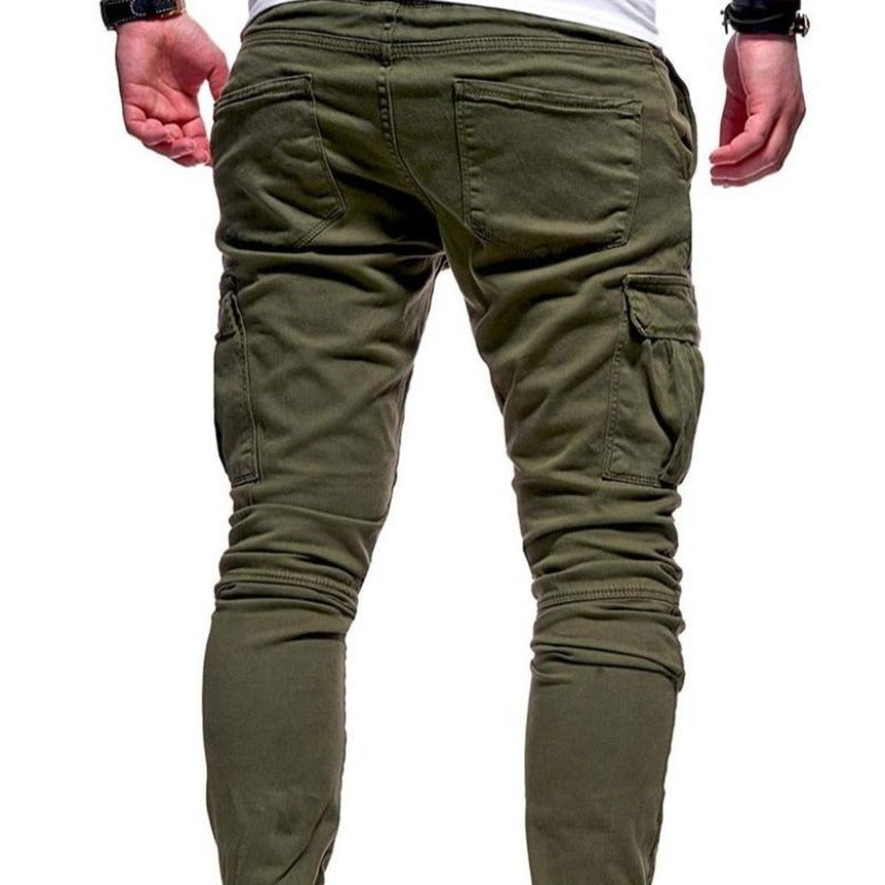 Męskie bojówki dopasowane, nowoczesny casual. Komfortowe spodnie cargo ze ściągaczami, idealne do miejskiego stylu.