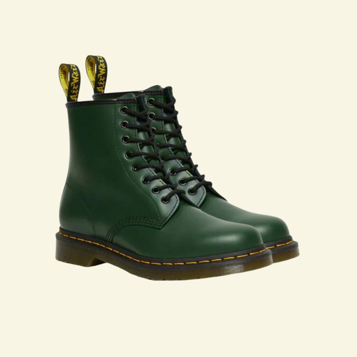Eleganckie męskie botki sznurowane, buty za kostkę, idealne do jesienno-zimowych stylizacji. Moda męska casual.