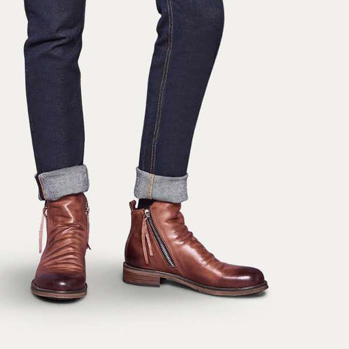 Botki męskie zimowe z zamkiem, łączące elegancję i casualowy styl. Idealne obuwie na jesień i zimę.