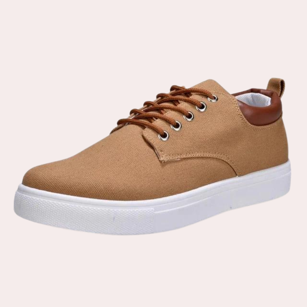 Modne męskie buty casualowe w jasnym kolorze. Lekkie i komfortowe, na spacery i do pracy.