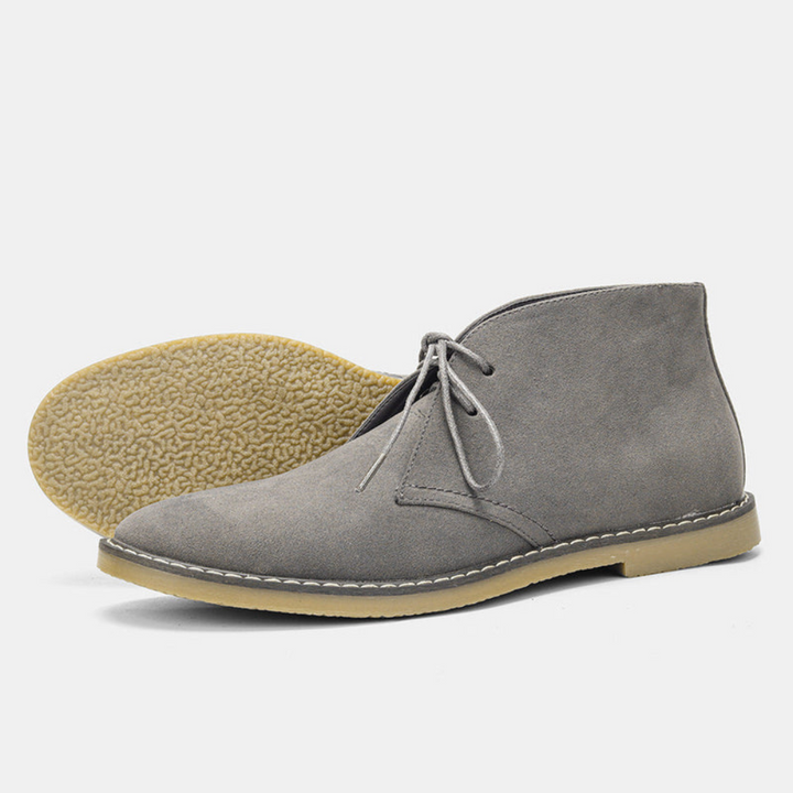 Klasyczne męskie buty chukka, eleganckie i komfortowe obuwie na jesień i chłodne dni.