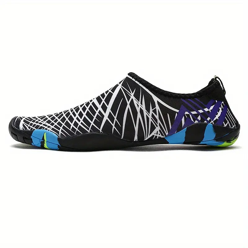 Wygodne, wsuwane męskie buty do wody. Elegancki design, lekka konstrukcja i szybkoschnący materiał. Idealne na basen.