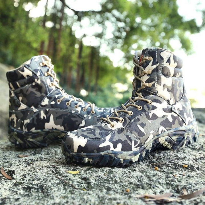 Męskie buty trekkingowe w kamuflażu, idealne na wędrówki i terenowe przygody. Wytrzymałe obuwie outdoor.
