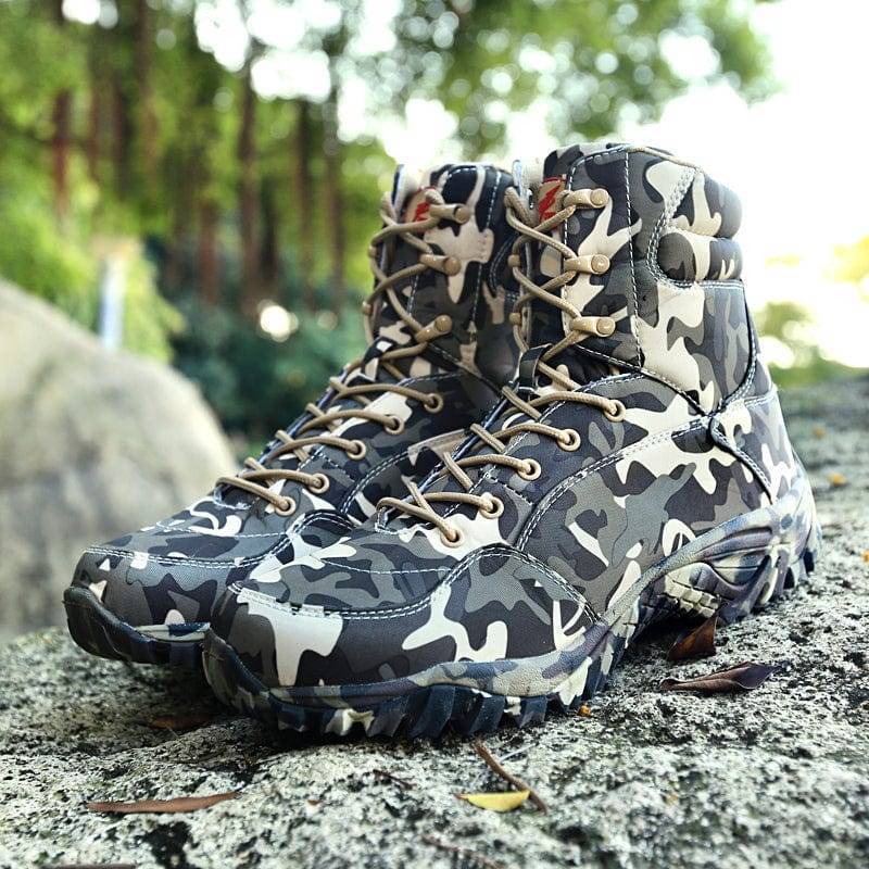 Wytrzymałe męskie buty trekkingowe z kamuflażem, sznurowane, do outdooru i długich wędrówek w terenie.