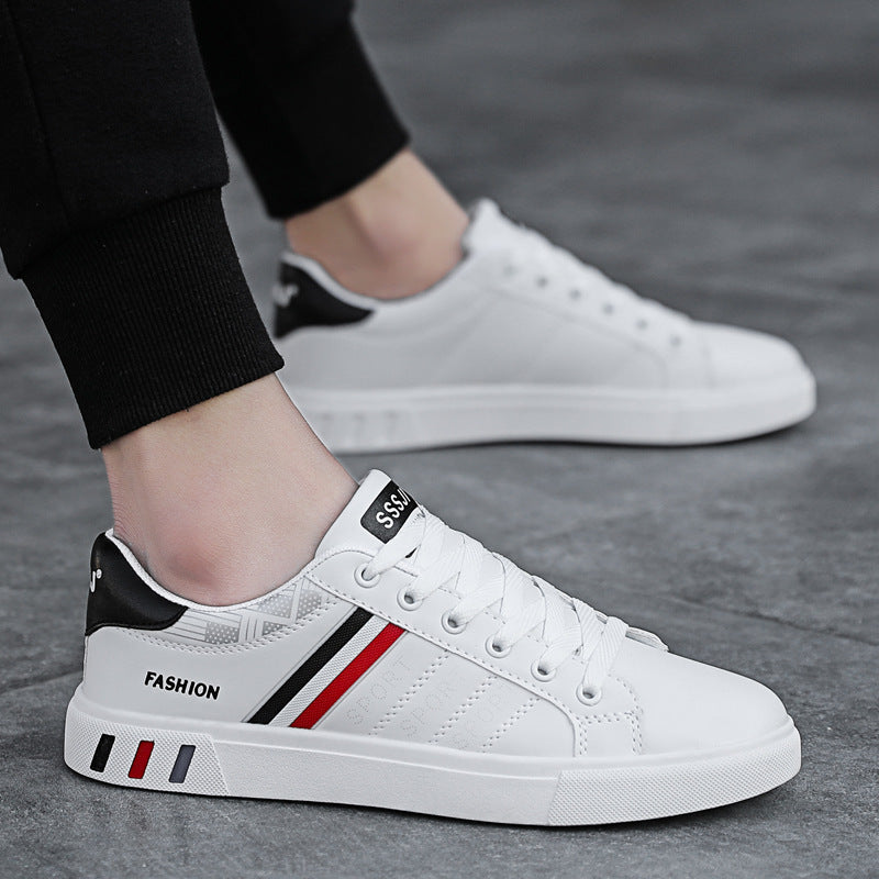 Modne męskie buty casual na lato, niskie. Białe sneakersy z ozdobnymi paskami, lekkie i wygodne obuwie miejskie.