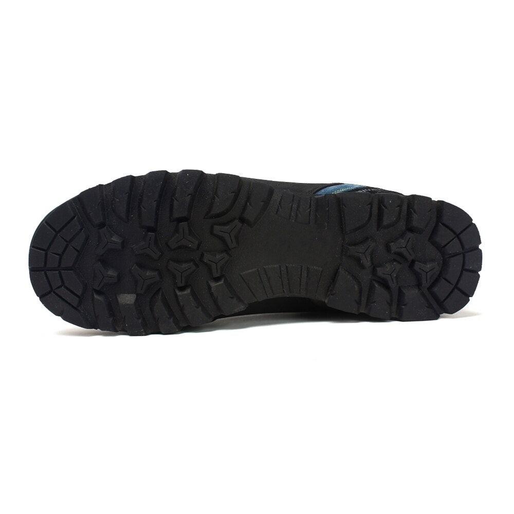 Męskie zimowe buty trekkingowe z grubą, wzmocnioną podeszwą, oferujące izolację termiczną i komfort w trudnym terenie.