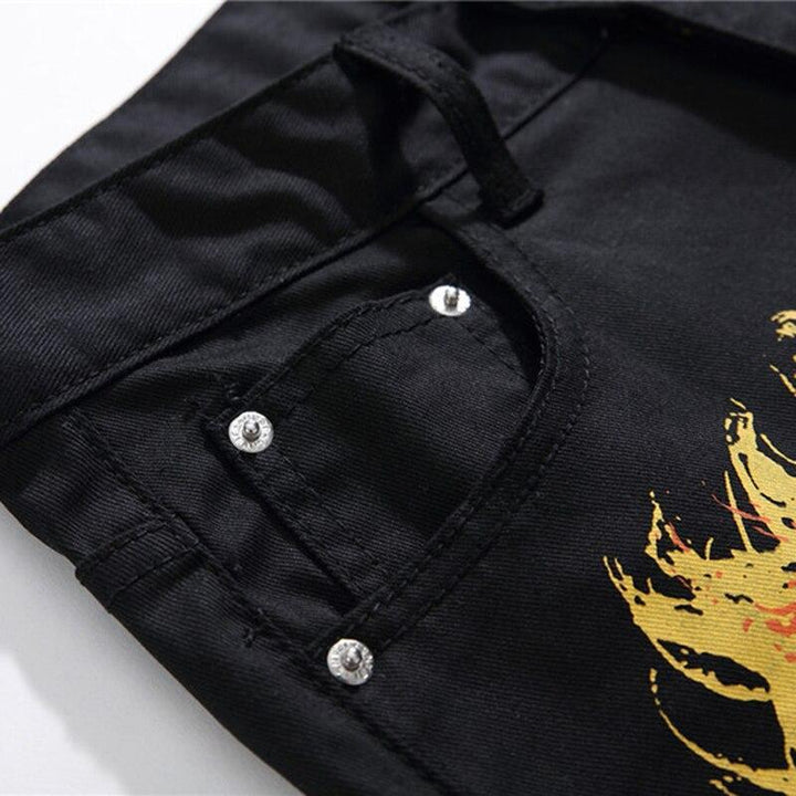 Czarne męskie jeansy slim fit z modnymi nadrukami, uniwersalne spodnie do stylizacji streetwear i casual.