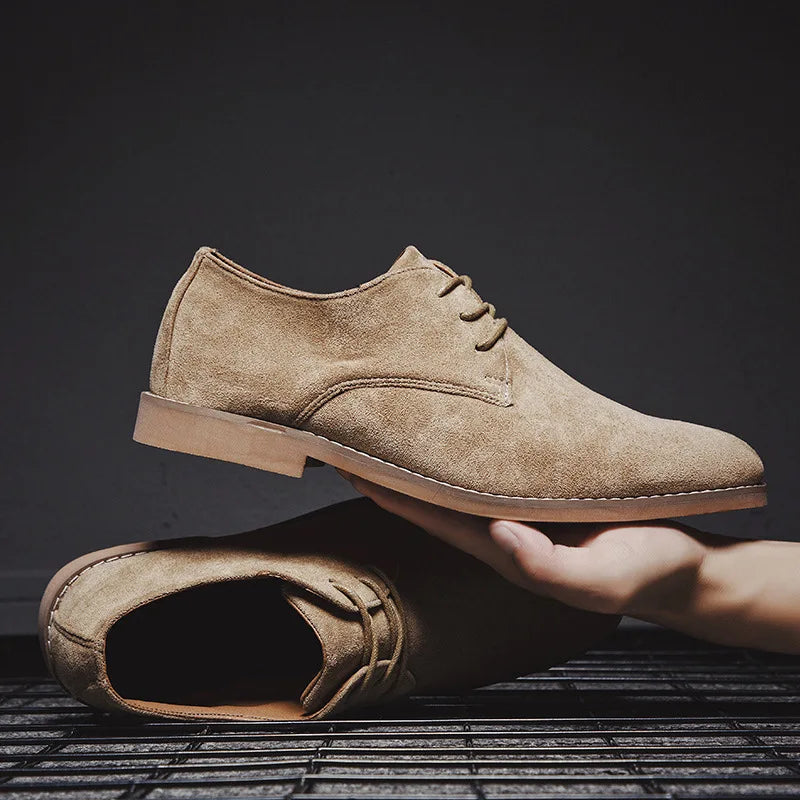 Klasyczne męskie buty wizytowe sznurowane, czarne, idealne do eleganckich stylizacji na co dzień i do pracy.