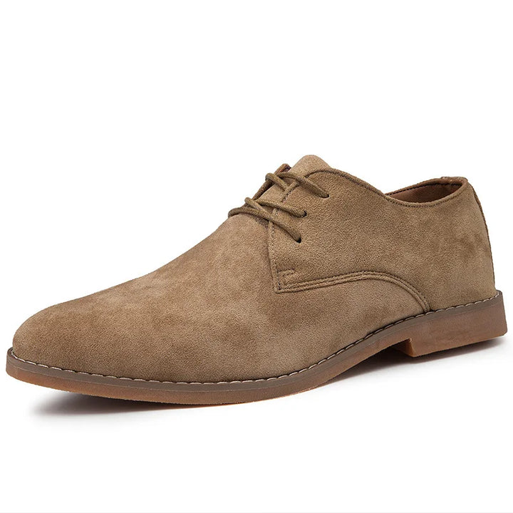 Detal: eleganckie sznurowane buty męskie, precyzyjne wykonanie. Komfortowe obuwie wizytowe do pracy i spotkań.