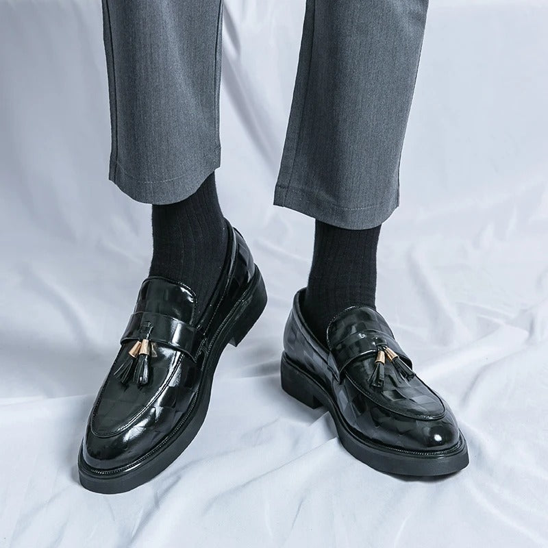 Stylowe męskie mokasyny, eleganckie obuwie do garnituru. Wygodne i modne buty męskie do formalnych stylizacji.