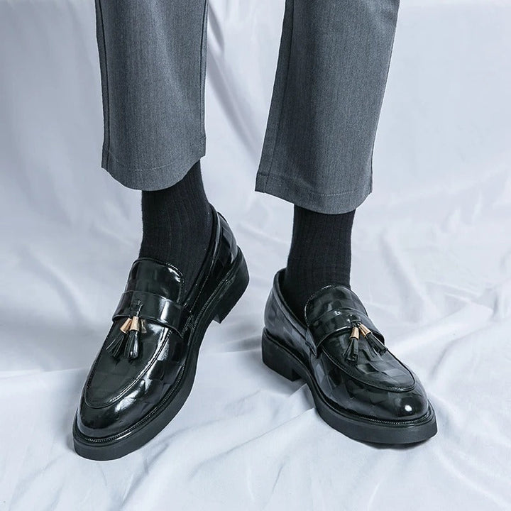 Stylowe męskie mokasyny, eleganckie obuwie do garnituru. Wygodne i modne buty męskie do formalnych stylizacji.