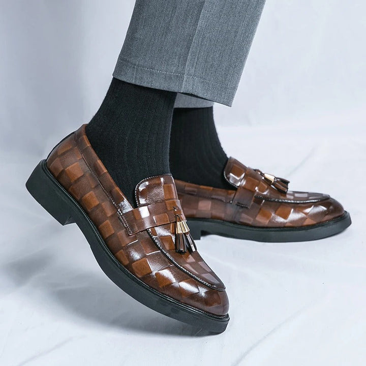 Czarne męskie mokasyny, wsuwane, eleganckie obuwie. Komfortowe buty do garnituru i casualowych zestawów, moda męska.