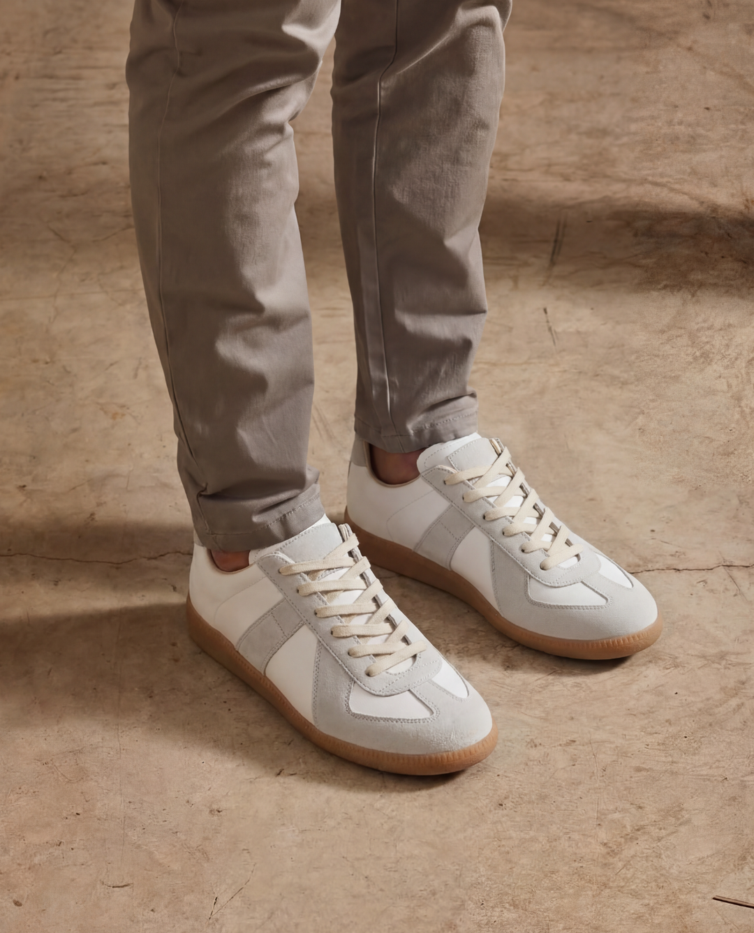 Białe męskie sneakersy o niskim kroju. Eleganckie obuwie casualowe, idealne na modny wieczór.
