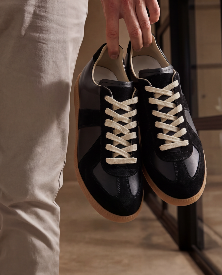 Czarne męskie sneakersy. Stylowe i wygodne niskie buty, doskonałe do wieczorowych oraz smart casualowych zestawów.