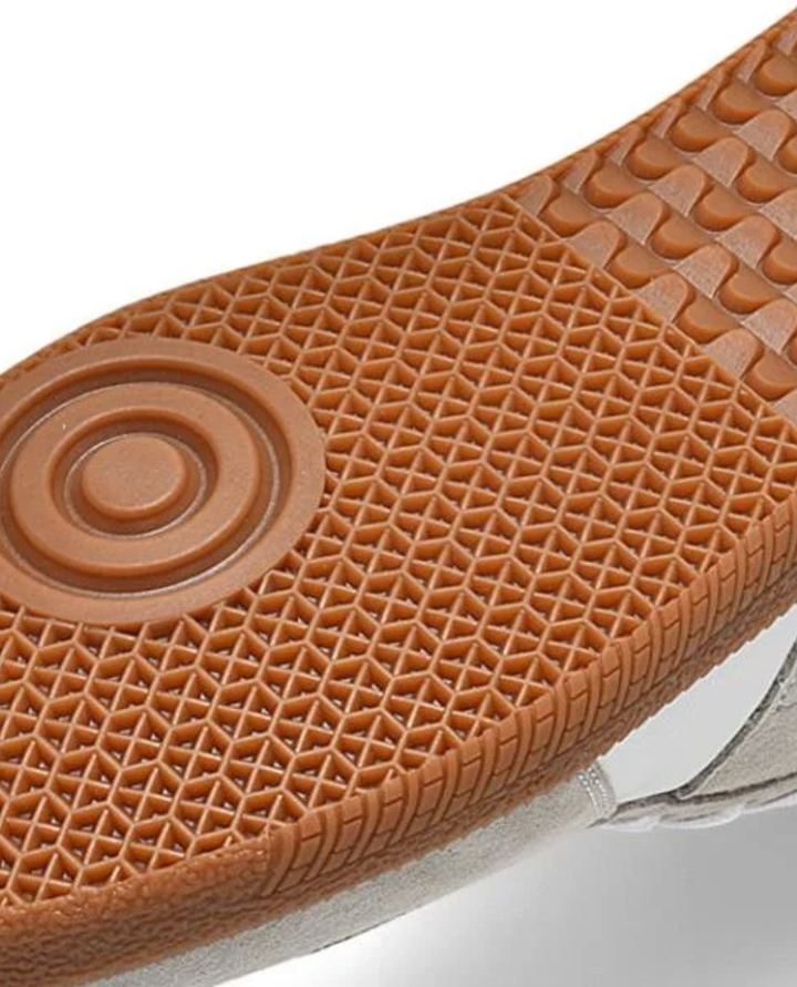 Męskie eleganckie sneakersy w nowoczesnym stylu. Niskie obuwie, idealne do modnych zestawów wieczorowych.