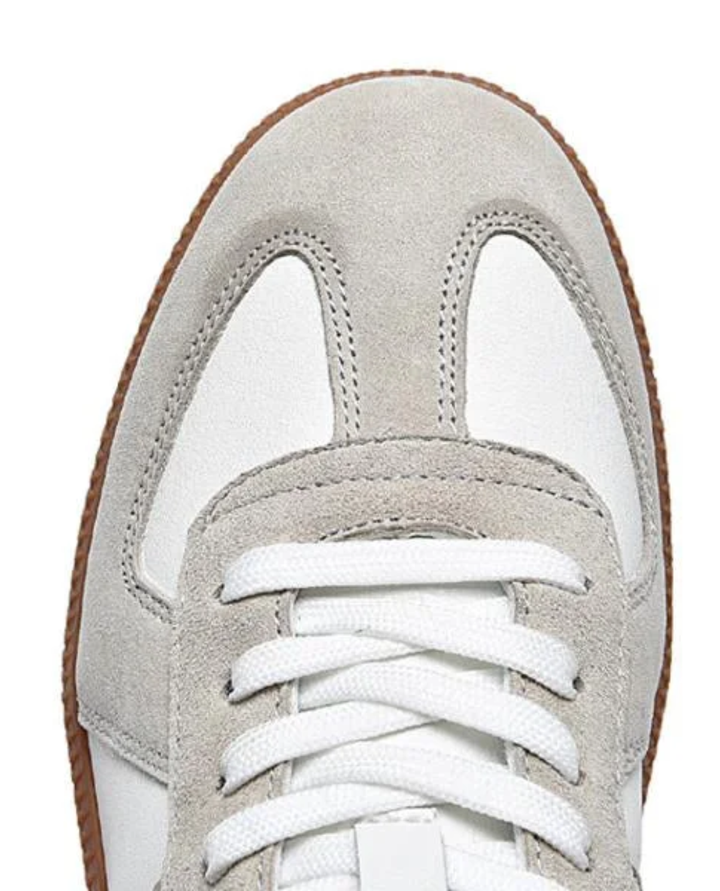 Produktowe ujęcie niskich męskich sneakersów. Eleganckie, białe buty smart casual, łączące komfort i modę.