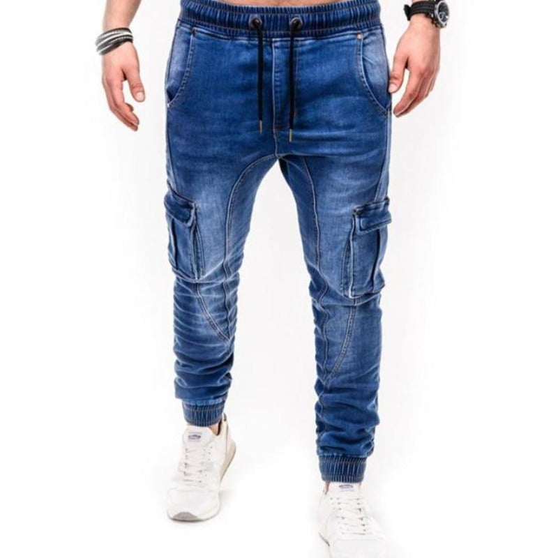 Męskie jeansy joggery. Wygodne, modne spodnie casual idealne na co dzień, dostępne w kolorze niebieskim.