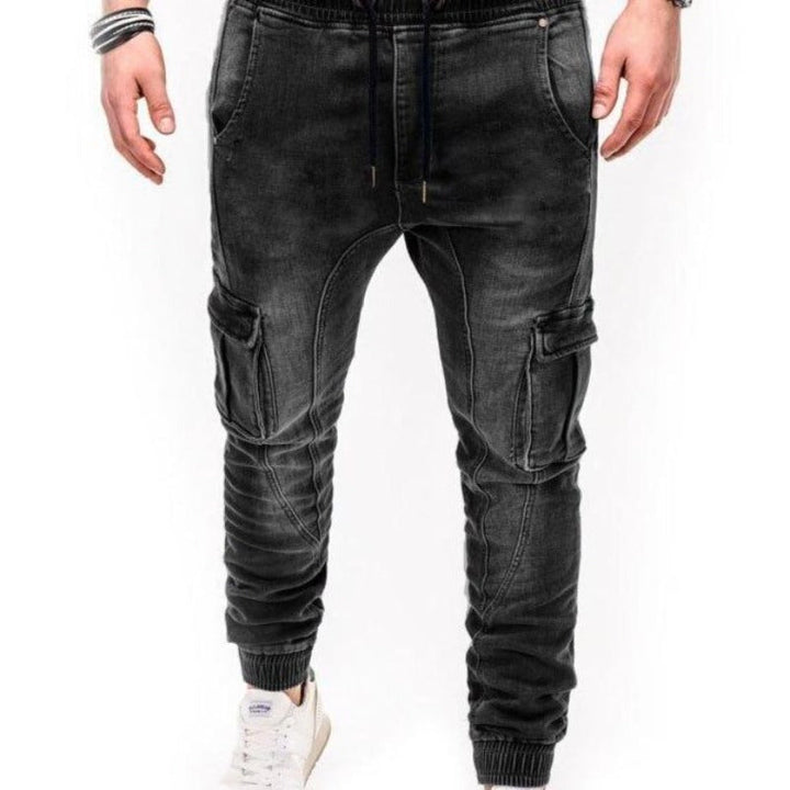 Męskie jeansy joggery. Czarne, wygodne spodnie casual w modnym kroju, zapewniające swobodę ruchów.
