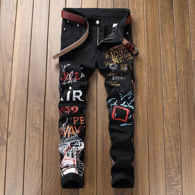 Męskie jeansy slim fit w czarno-białym kolorze z modnymi nadrukami, idealne do stylizacji casual i streetwear.