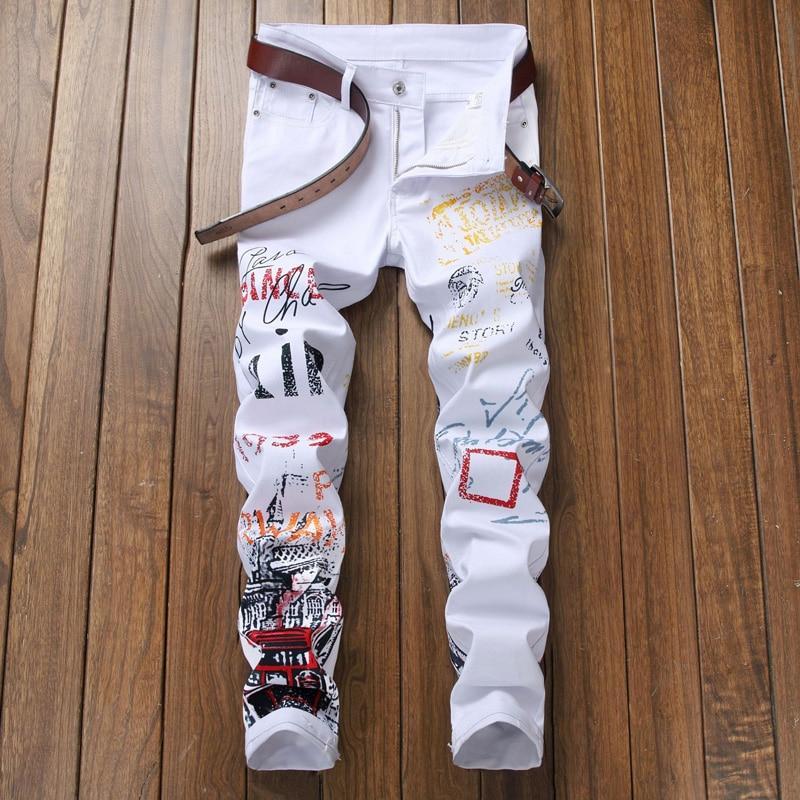 Wyjątkowe męskie jeansy slim fit z artystycznymi nadrukami. Te czarno-białe spodnie to hit męskiej mody streetwear.