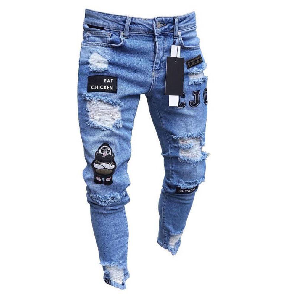 Dopasowane jeansy męskie slim fit z charakterystycznymi przetarciami. Modne spodnie z naszywkami dla stylowego mężczyzny.