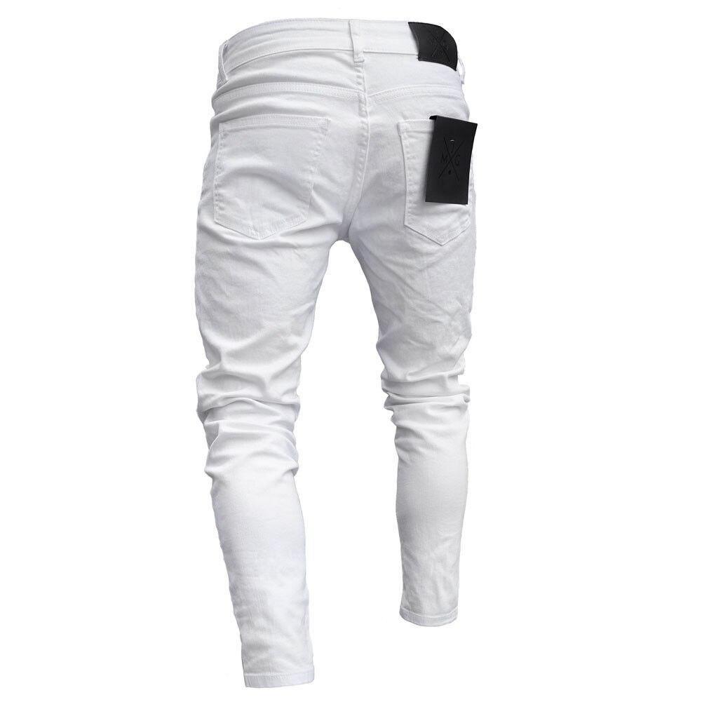 Męskie jeansy slim fit z designerskimi przetarciami i trendowymi naszywkami. Idealne modne spodnie do miejskich stylizacji.