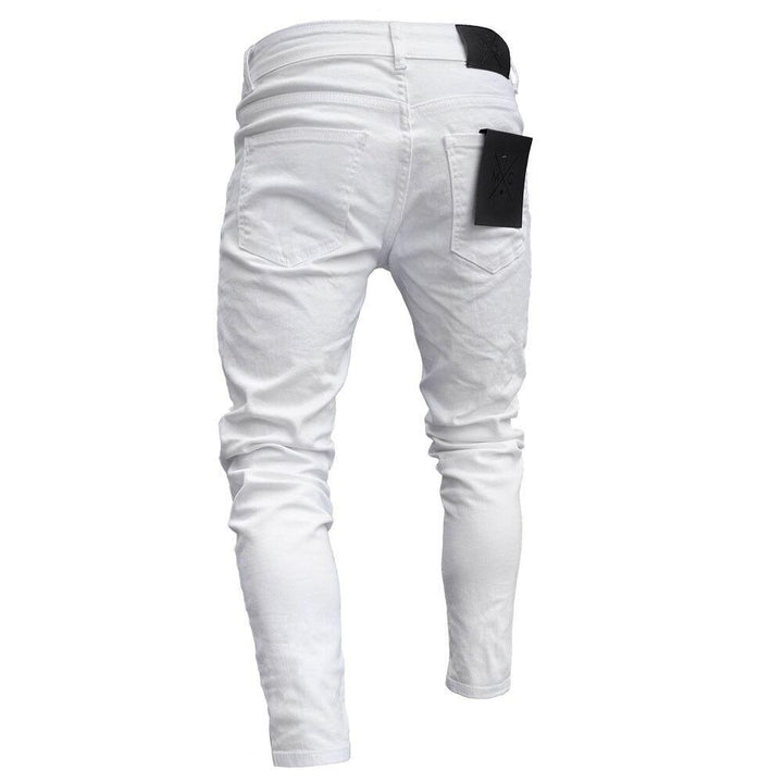 Męskie jeansy slim fit z designerskimi przetarciami i trendowymi naszywkami. Idealne modne spodnie do miejskich stylizacji.